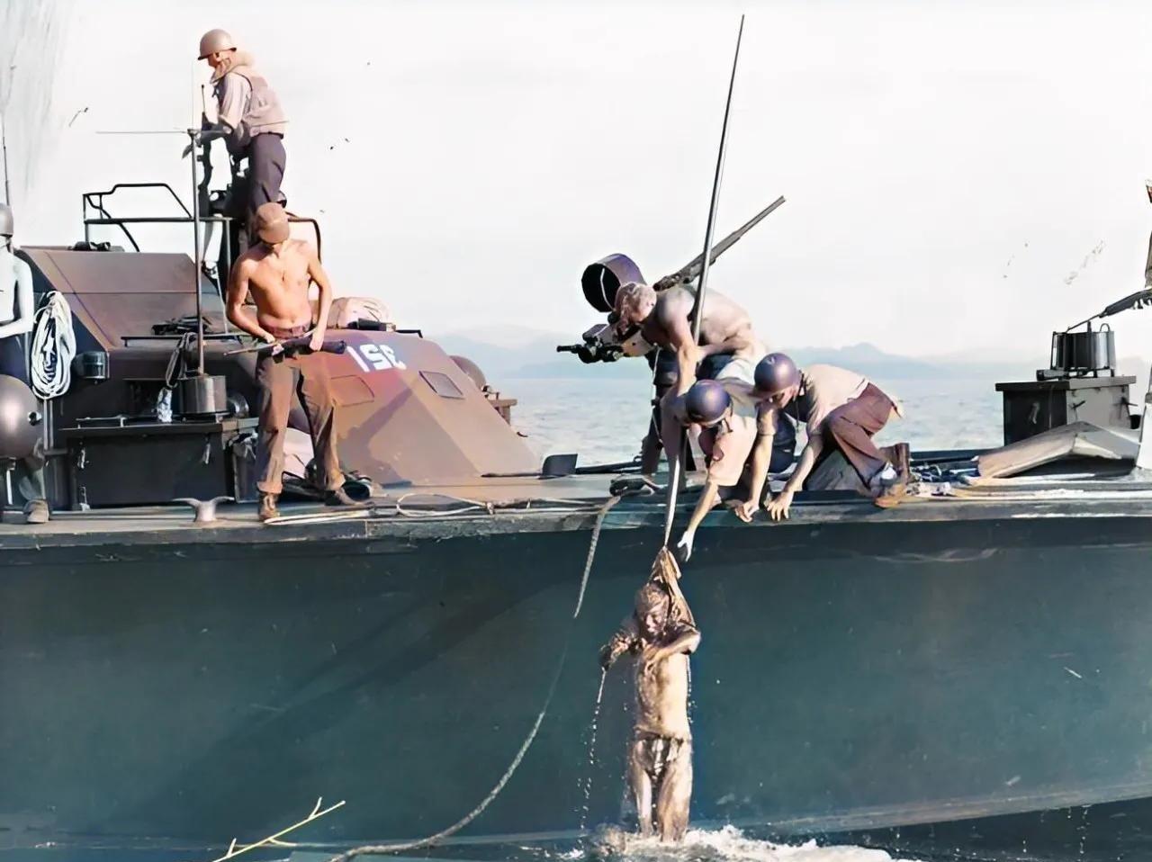 1942年9月，在太平洋战场上，一个日军士兵被美军从海中提溜着脖子拖上来，真像一