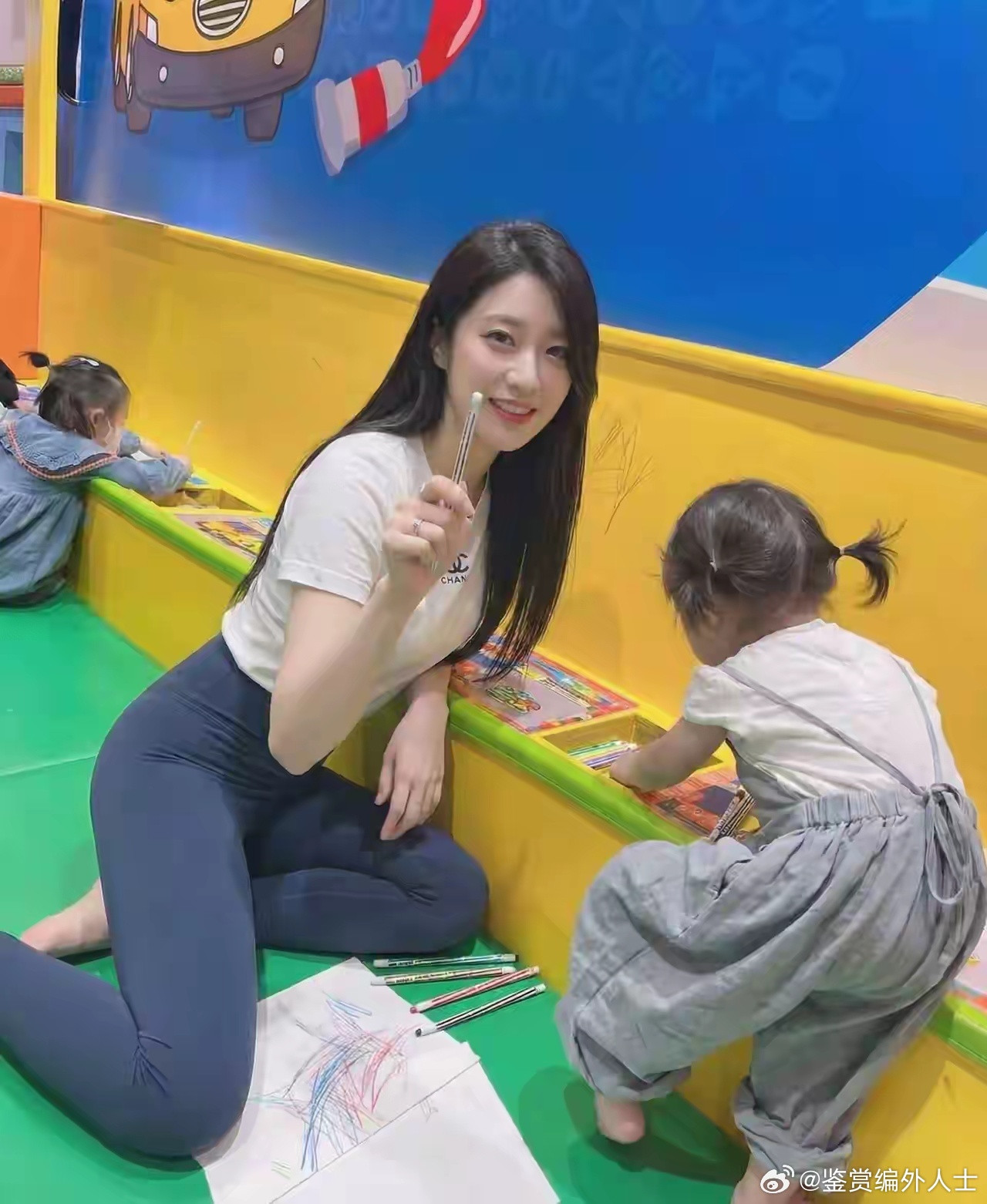 这幼儿园的生意能不好？美女如云自拍