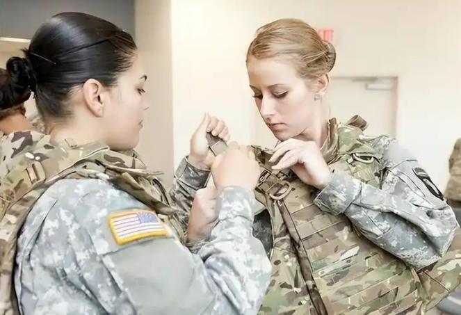 美国航母出海，竟然塞了上千名女兵。很多人以为美国人是在搞政治正确，弄些“花瓶”上