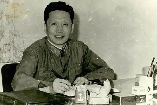 1949年2月20日凌晨，国民党空军少尉杨宝庆趁人不注意，悄悄登上一架停在西安机