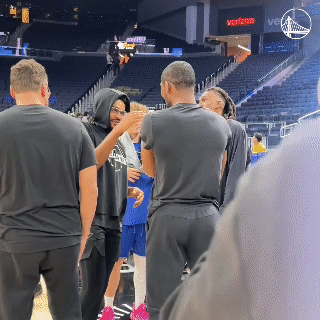 谁关系好一目了然！今天，鹈鹕队将做客金州挑战勇士队。赛前热身的时候，普尔、卢