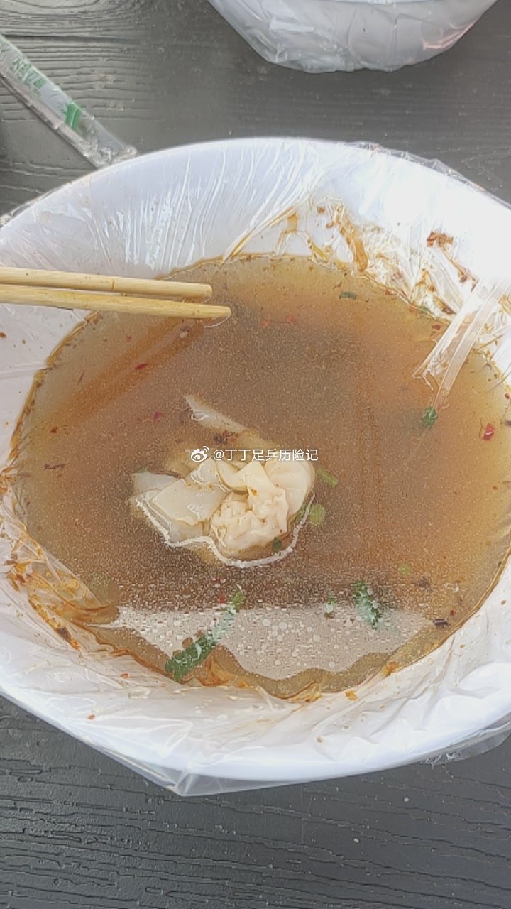 丁丁足乒历险记忙着吃饭，剩一个想起你们来了，有辣椒