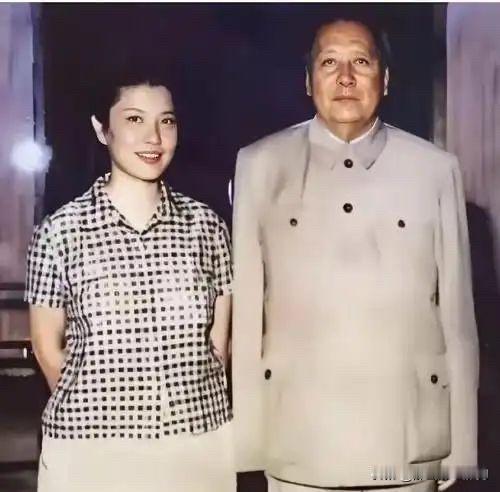乔冠华的第一任夫人龚澎，是周总理一手栽培、最为信任欣赏的“外交之花”。她才貌双全