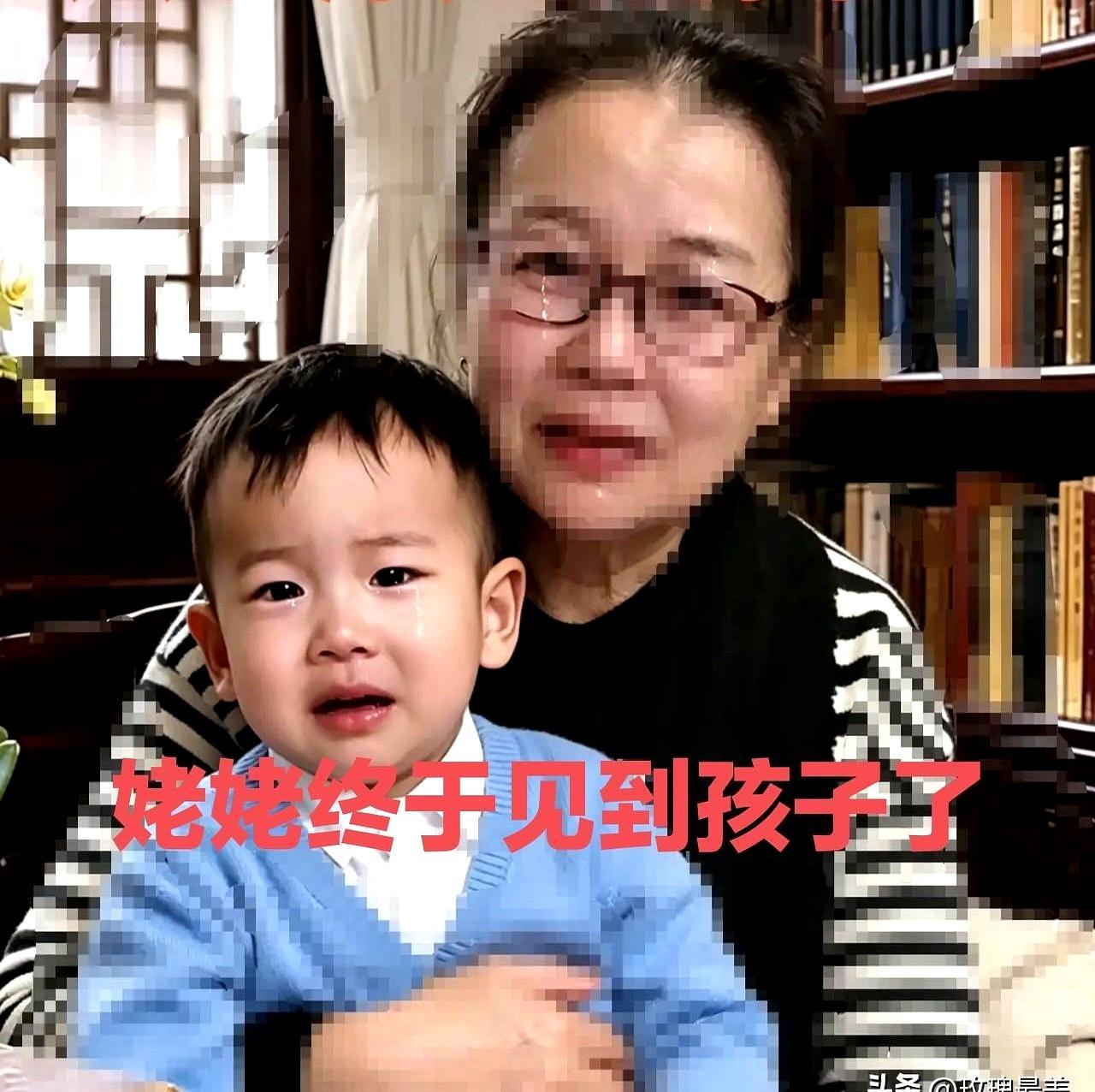 孩子见到姥姥姥爷的那一刻，先是冲过去抱住人，嘴里还一直问：“我妈妈来了吗？”这一