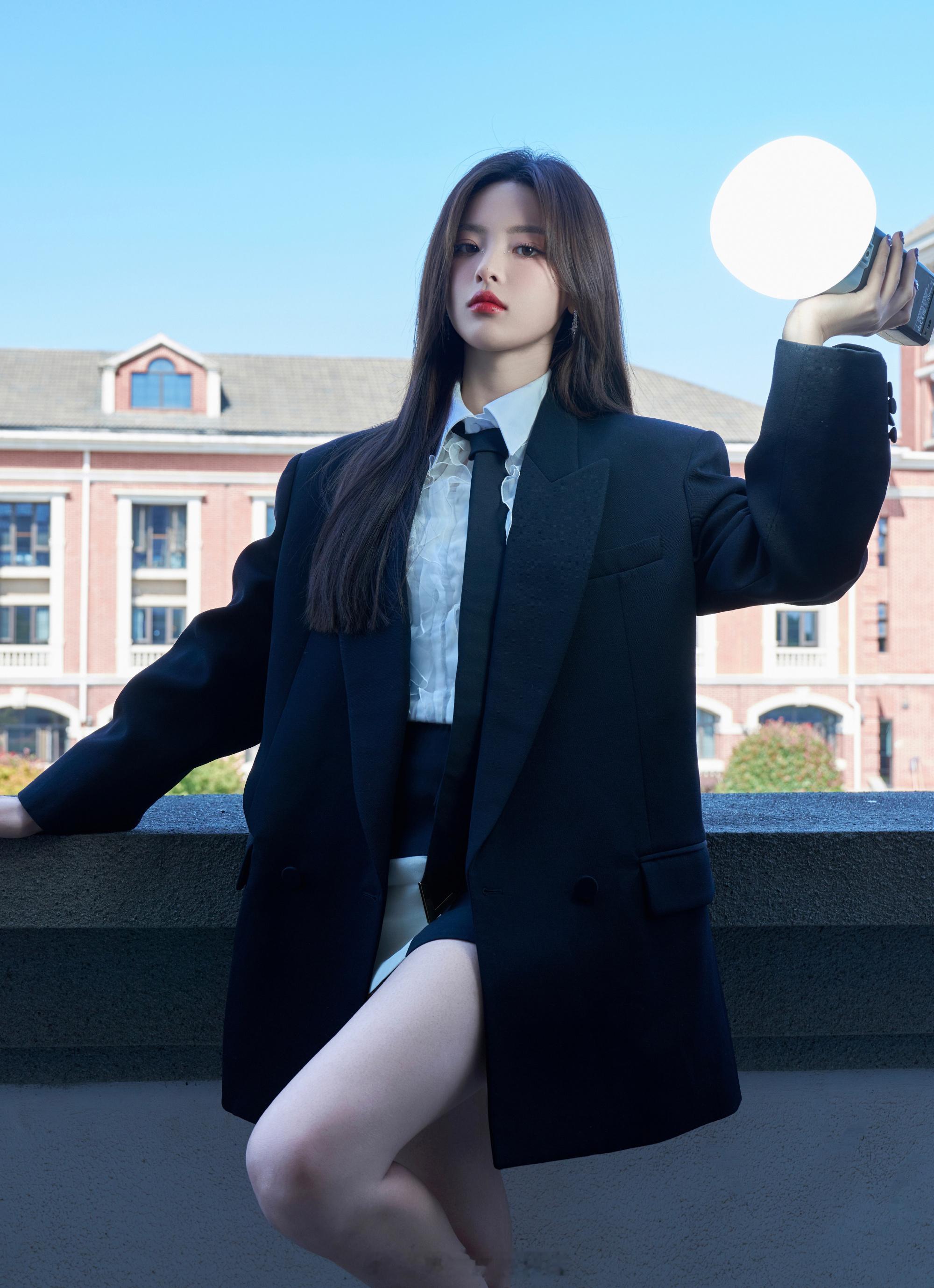 杨超越西装短裙又酷又美