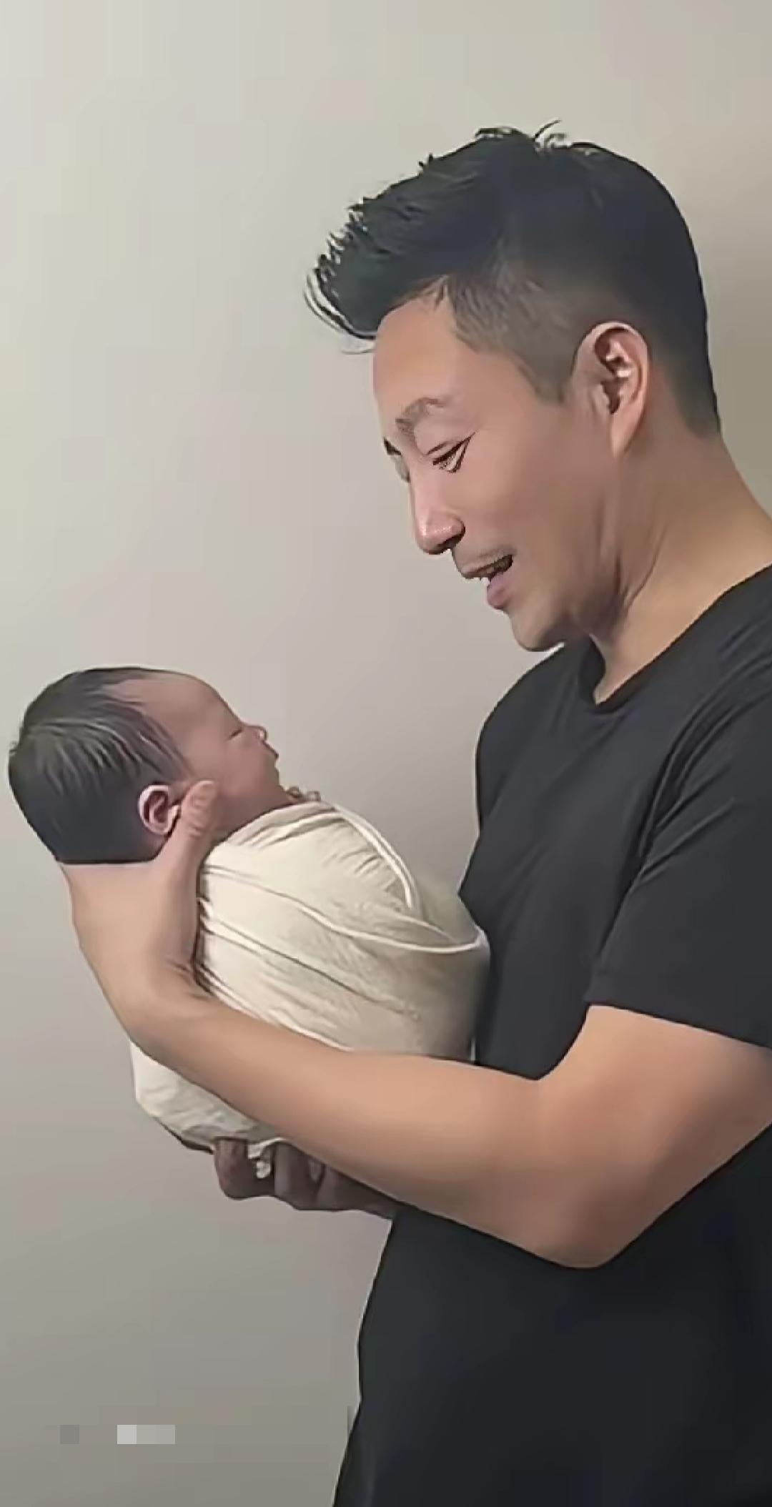 汪小菲三胎儿子汪宝的满月照！时间过得真快，小家伙一眨眼都满月了！