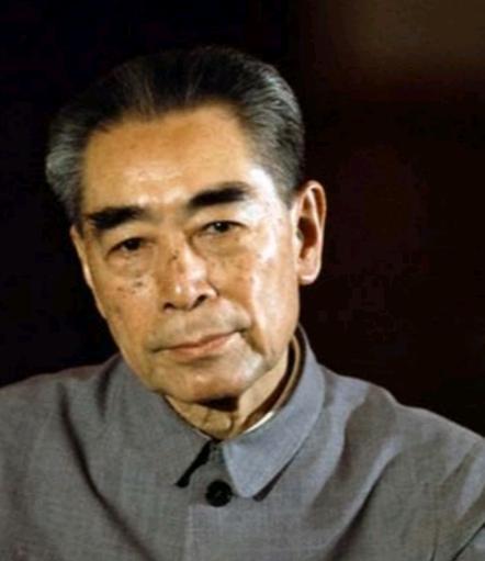 1976年，周总理逝世后，由韩宗琦负责为其穿寿衣，可当韩宗琦接过卫士们递过来的寿
