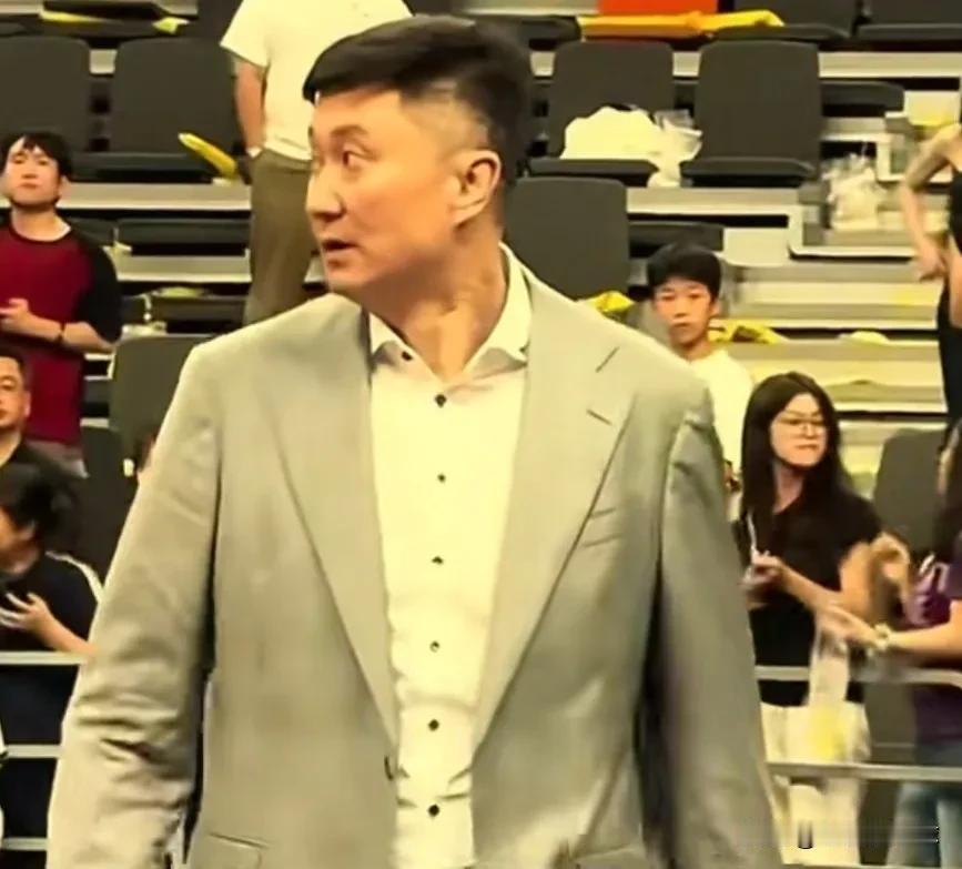 现在看，更确定了杜峰的带队方向是对的。是的，在中国男篮惨败给日本二队后，我们