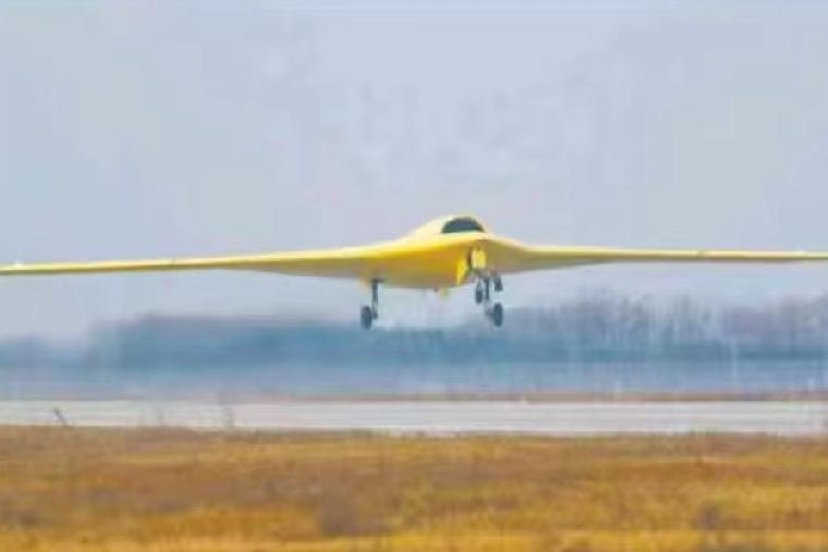 12月15日，美国防务新闻网报道:“中国九天无人机母机与彩虹7隐身无人机接连首飞