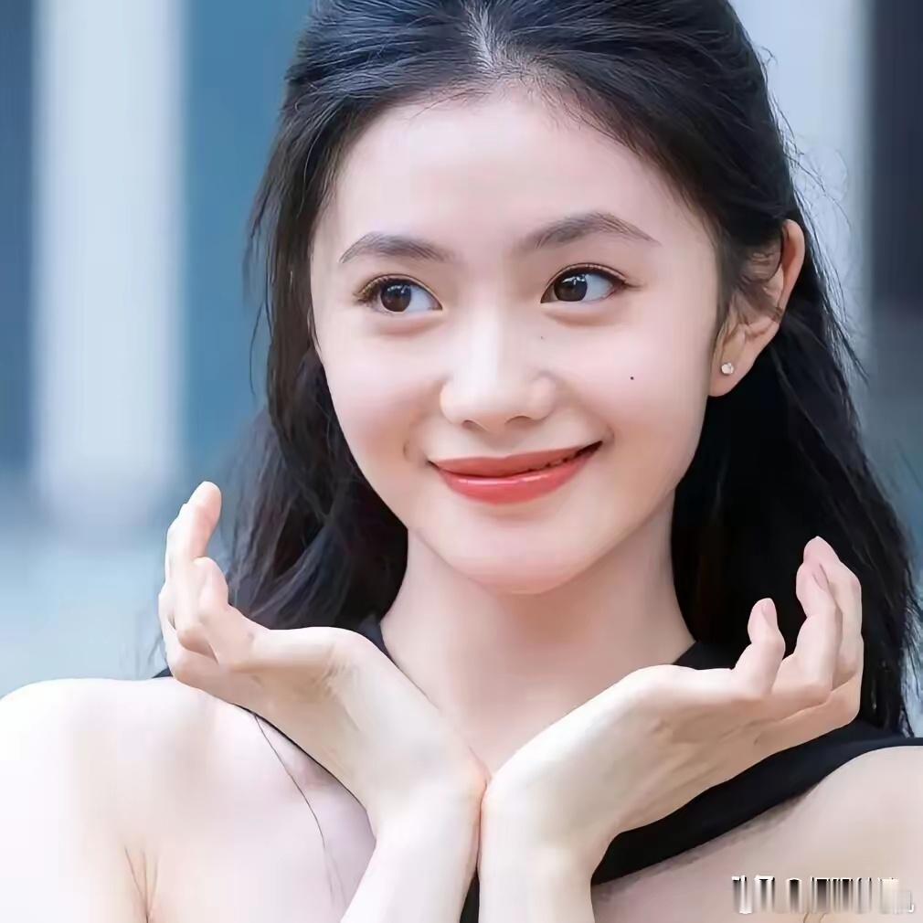 26岁刘浩存的人际关系圈1.恩师：张艺谋，导演，带她进娱乐圈的伯乐。2.父母：刘