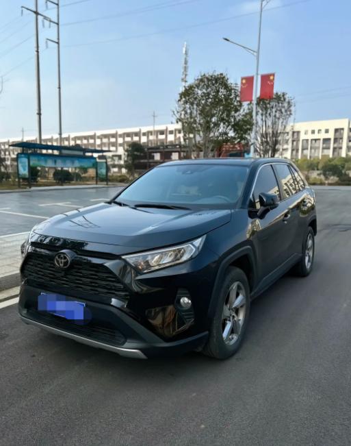 二手丰田RAV4：从轿车换到SUV，我的用车观念变了我之前一直开轿车，觉得