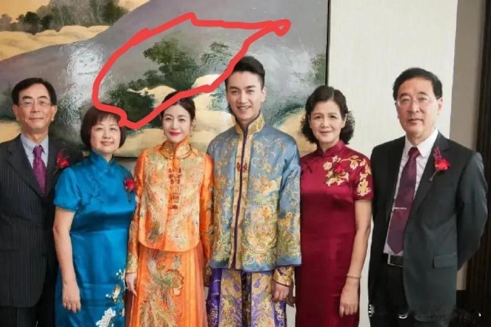 陈晓陈妍希当年的婚礼细节被网友扒出“不吉利”征兆。新人服装颜色引发热议——陈