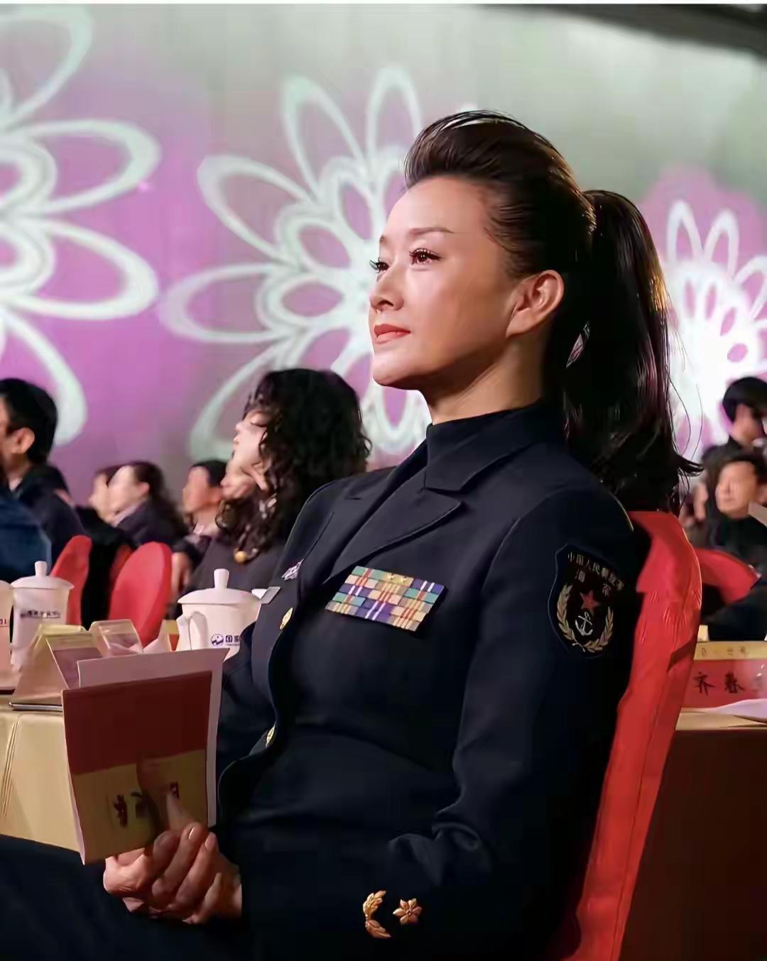 那英田震，在她面前只能算业余选手。这不是比喻。我说的是一位现役军人。军衔在