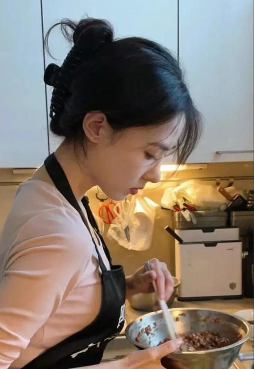 浙江一位非常漂亮的美女投资28万开了一家饺子馆，但一个多月过去了，几乎没有顾客进