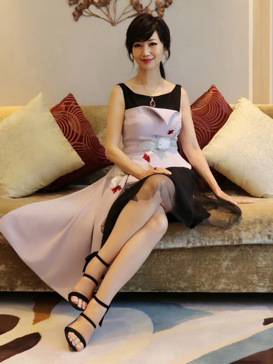 敢穿凉高跟的不老女神赵雅芝，气质依旧优雅，岁月在她身上只沉淀了从容与美感～