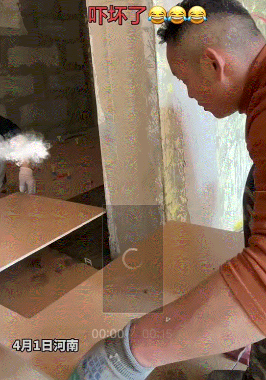 河南，一对夫妻一起贴磁砖，因墙角拐角处结构特殊，二人特意切了一块“凹”型瓷砖贴合