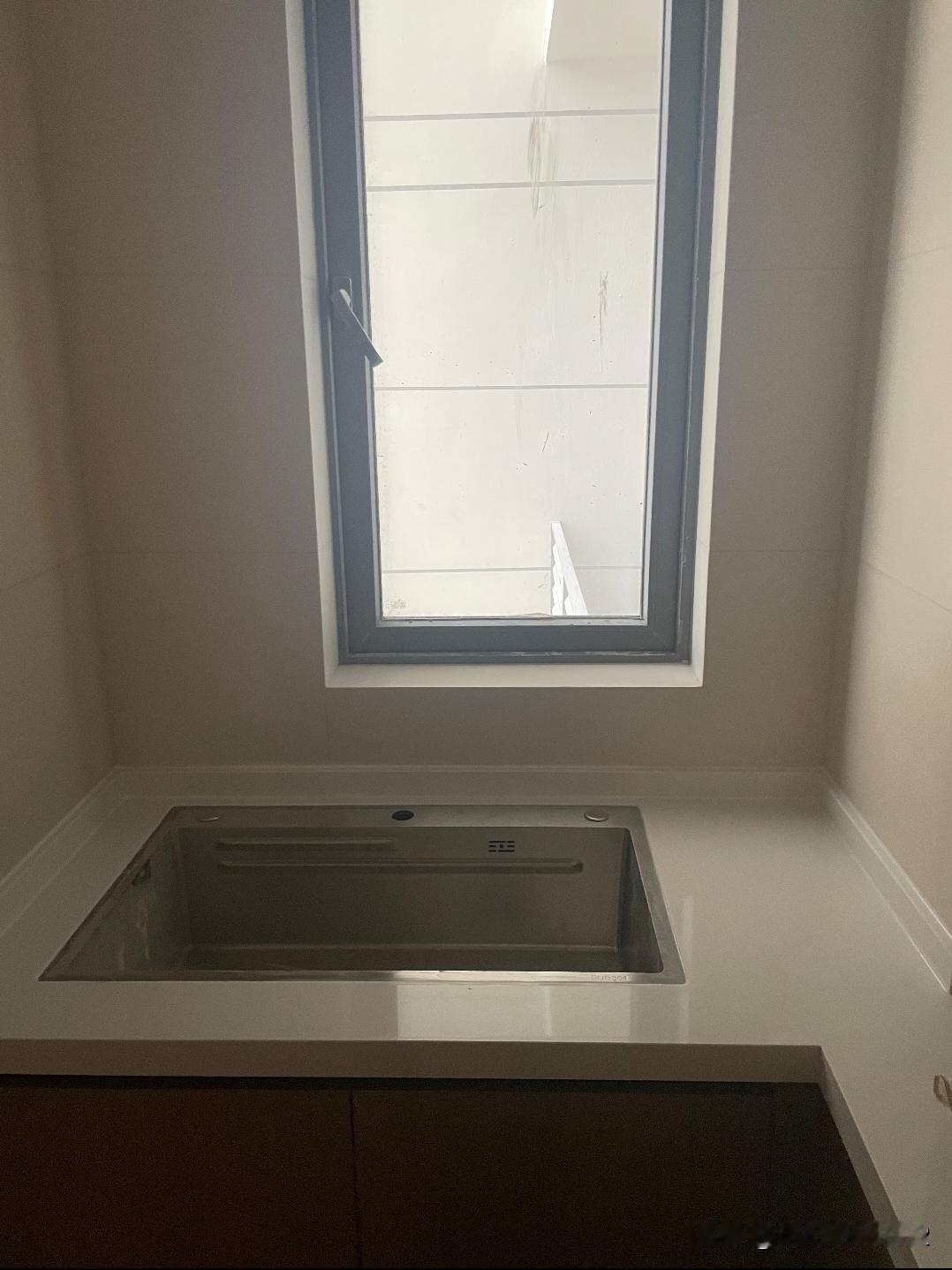 开发商给的鸡肋赠送面积当时销售说可以推出去但只能封窗，觉得性价比很低就没推出去