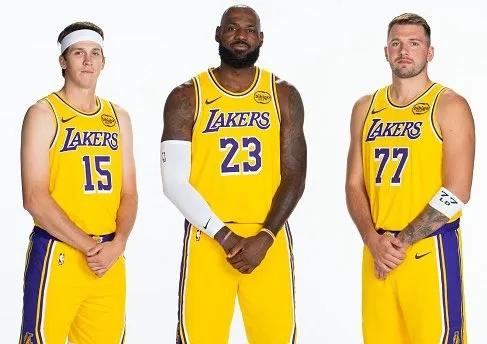 东契奇。詹姆斯。里夫斯。这三人，完全不兼容。俗话说，一山不容二虎。如今，湖人