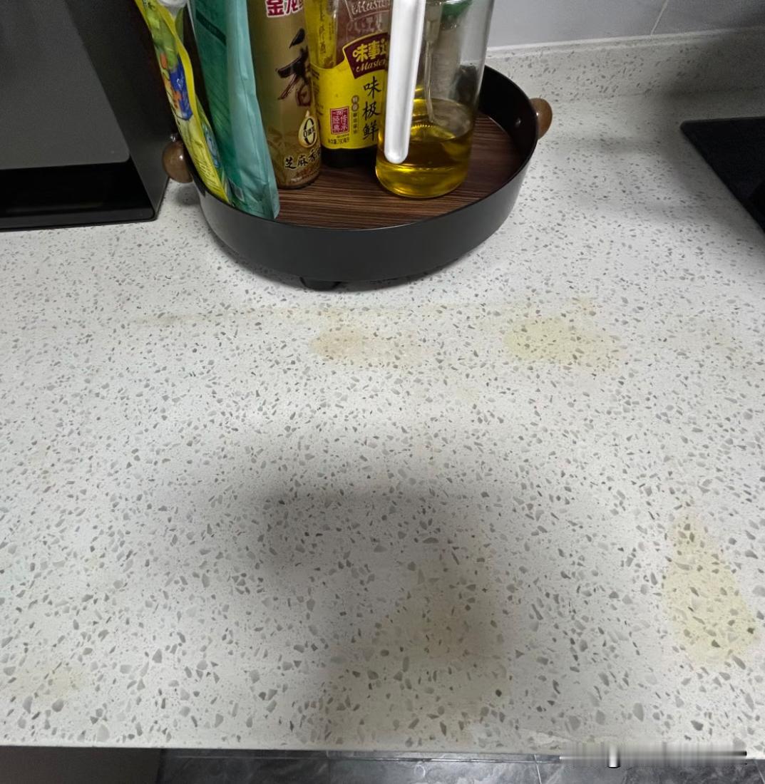 开发商精装房厨房台面质量这么差吗？还没用一个月就渗漏变颜色了，质地稀疏，不防水。