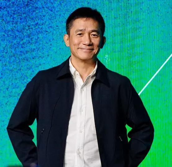 梁朝伟这回是真“躲”进人海了！当内娱顶流还在争番位、抢热搜的时候，61岁的影帝