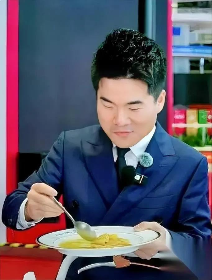 董宇辉刚踩点回直播间，鹏鹏第一句就酸：“哥，你这逛展比我卖货还累吧？”董宇辉