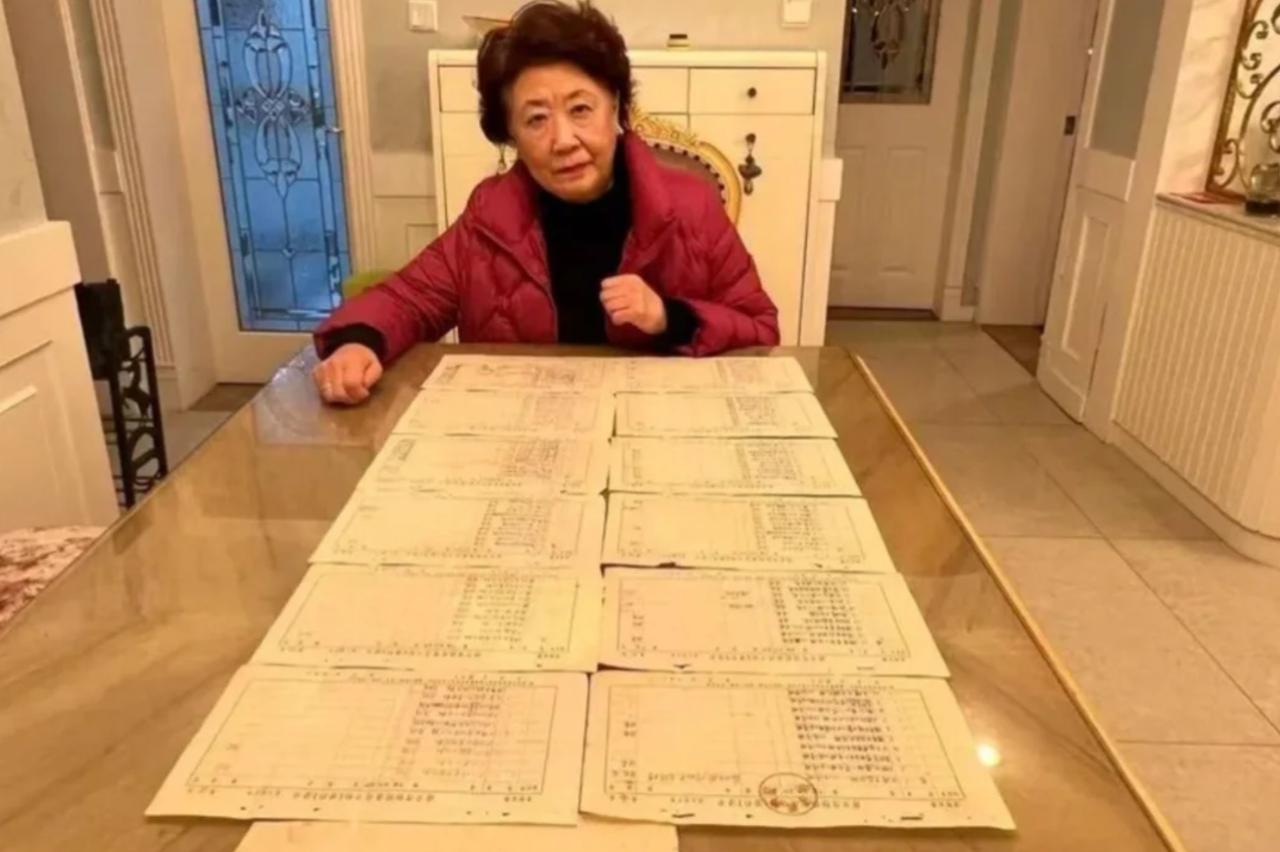 当初捐了一百多件文物的庞家后人家里，就是普通的现代装修，家里没有古画，也没有贵重