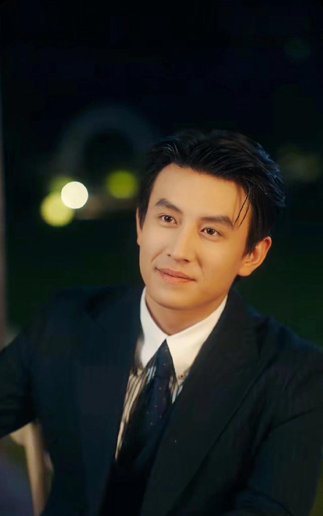 刘萧旭演霸总，现实中是个段子手。西装一穿，冷得能冻住咖啡；一开口，笑到导演打