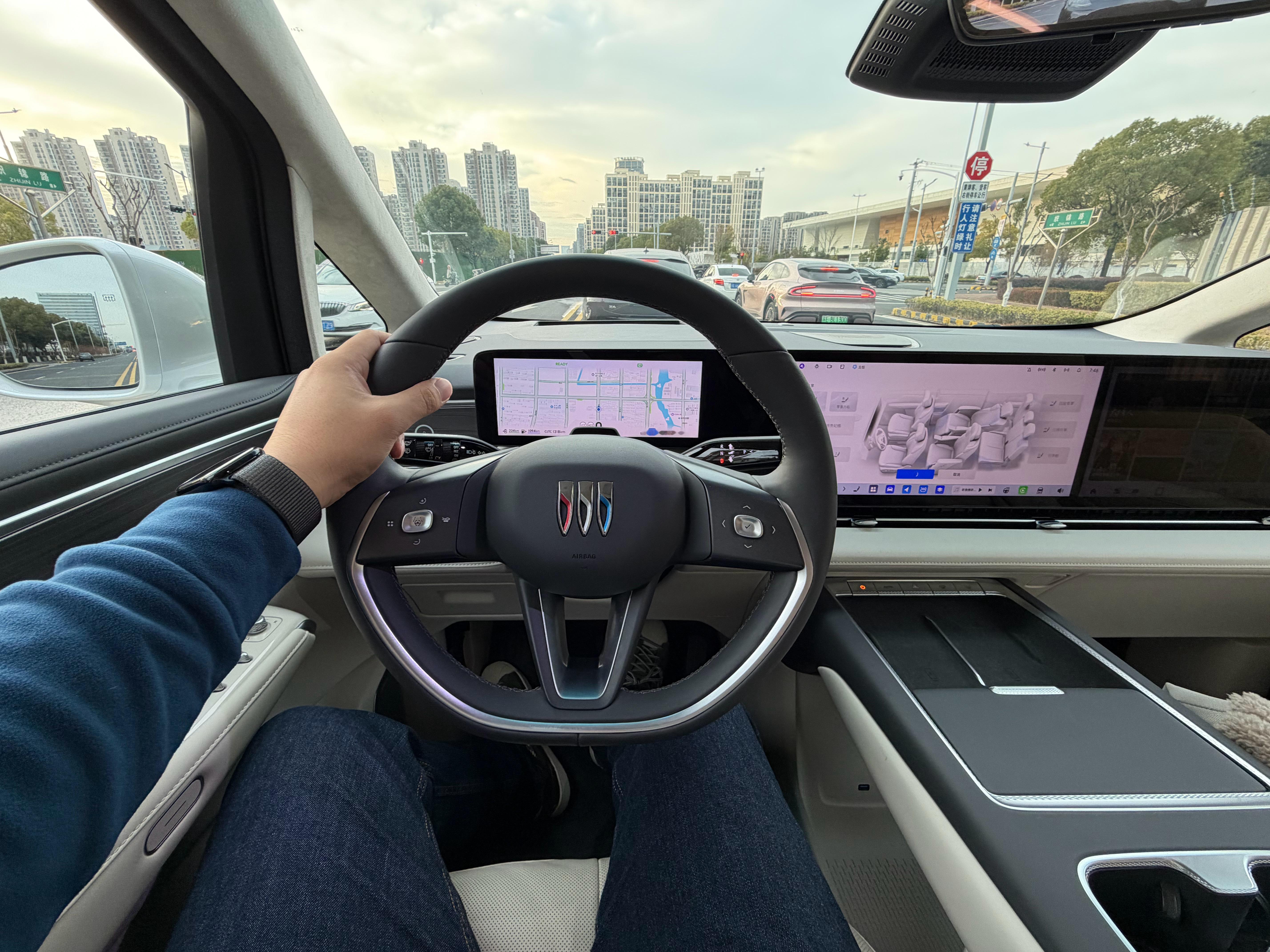 小孩姐对这台至境世家很满意，上学路上躺在零重力座椅上悠然自得，还得是大车坐的舒服