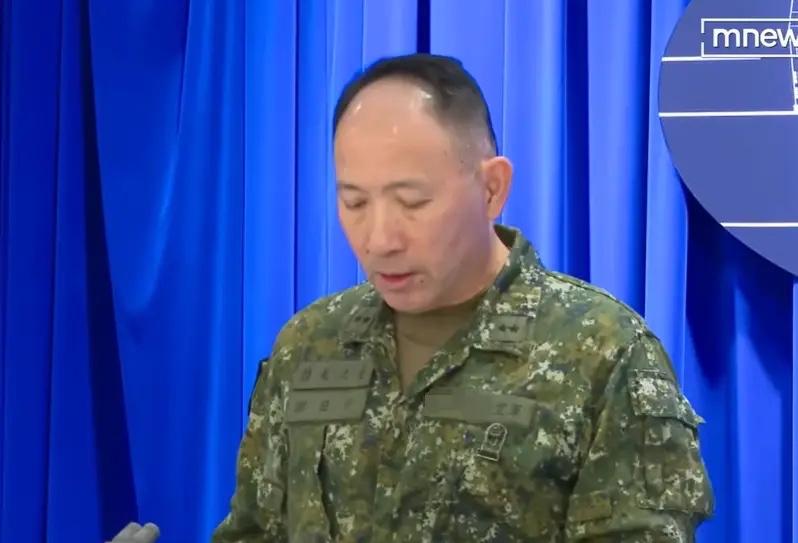 台防务情报室召开新闻发布会称：“解放军设定的五个演训区域，把台邻接区（12里）纳