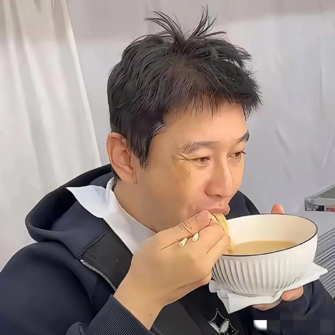黄晓明吃饭被拍：发型毛燥，白发丝丝缕缕，眼角皱纹粗粝，眉毛稍显杂乱，脸上小黑点儿