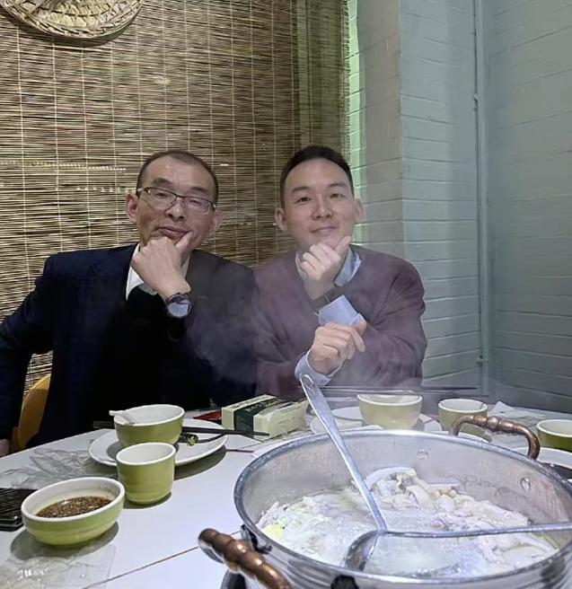 谢浩男父亲谢岳，近期出现了一个肉眼可见的变化！过去谢岳为了能直播带货，他为自己