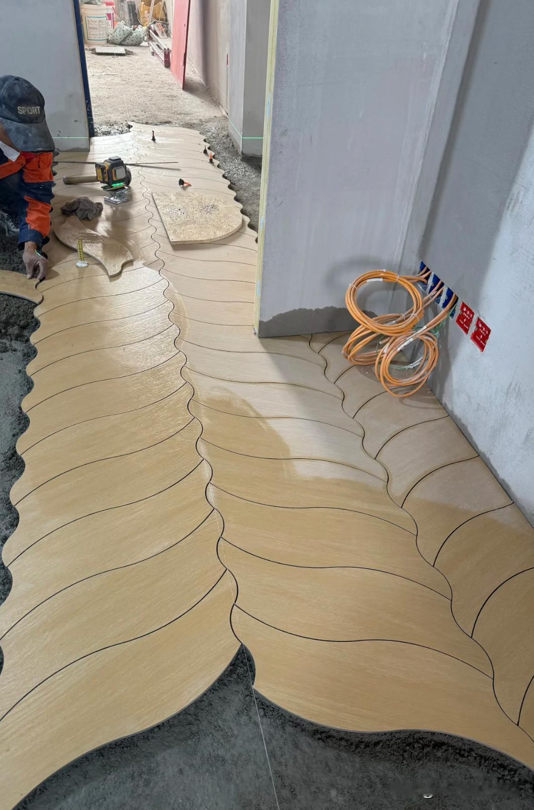 邻居家装修最烧钱的一项来了，李大姐说最期待的一项，开铺！哈哈，费工费料的人字拼