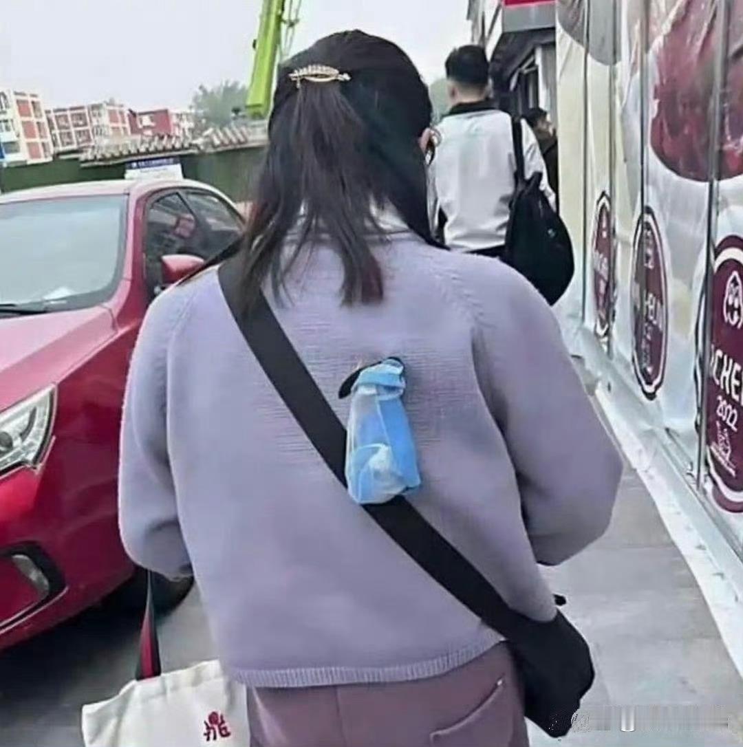 跟了一路，要不要提醒他？​​​