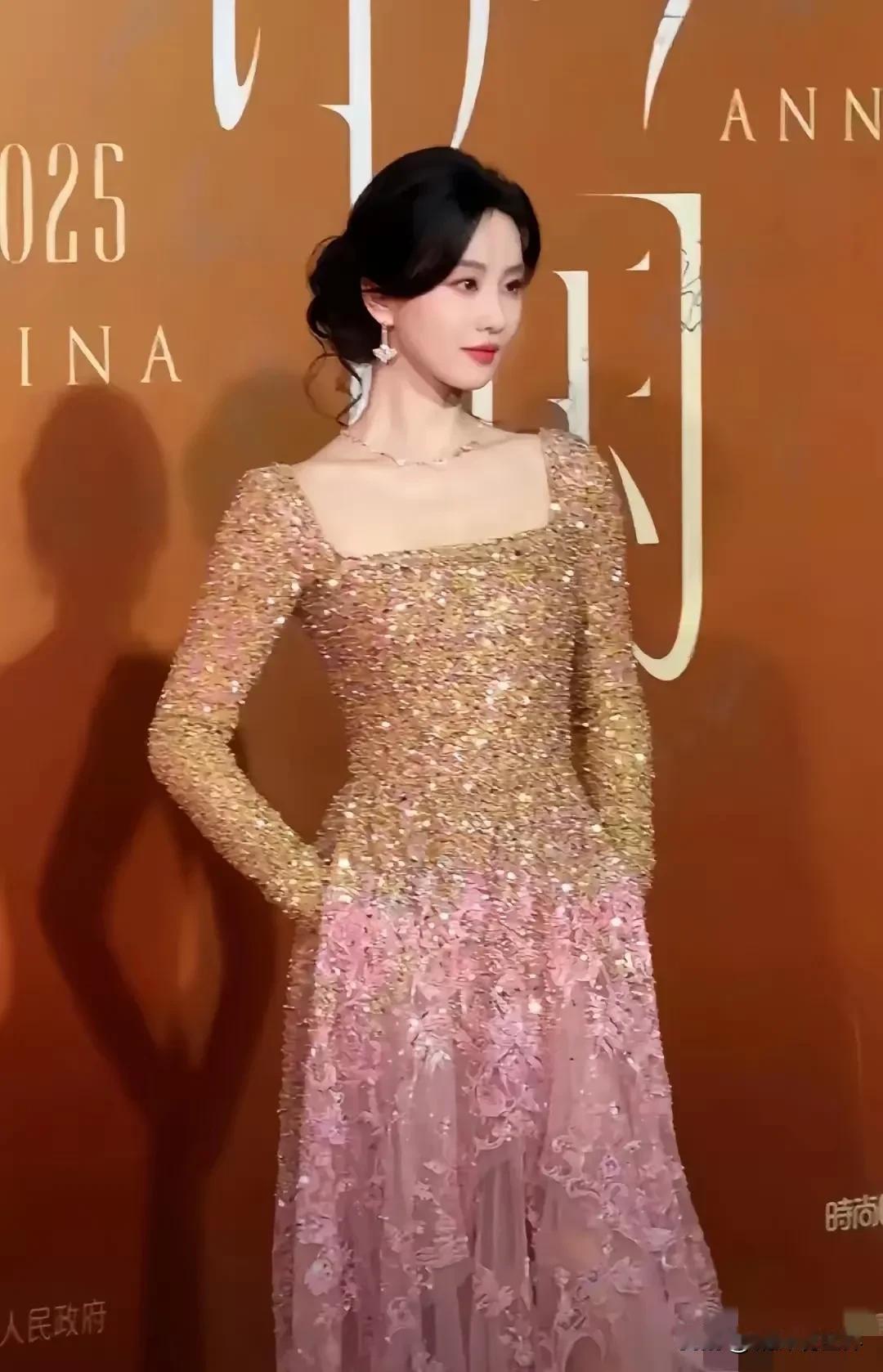 刘诗诗又美回来了！近日出席活动的刘诗诗，一身粉金渐变镶钻刺绣长裙，与中式簪花盘发