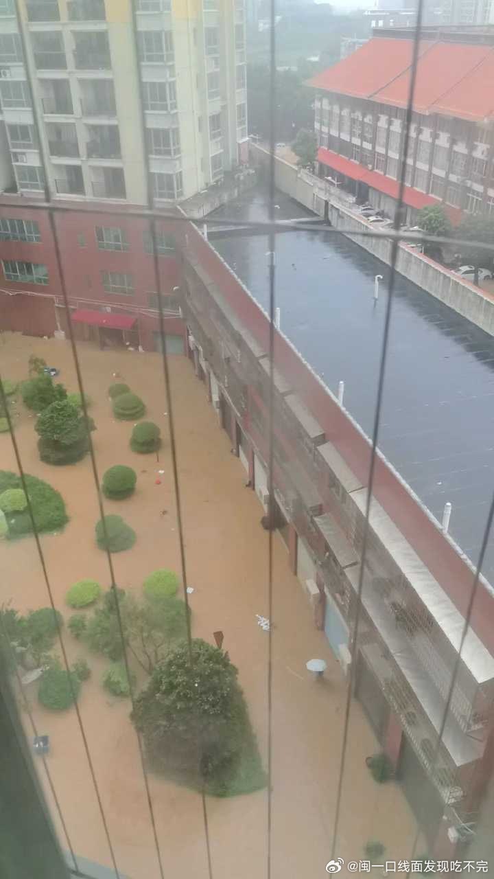 11771大家看看莆田吧一直在下降水量已经达全国第一了大街小巷都被淹了好多人家里被淹了一两层房子倒塌