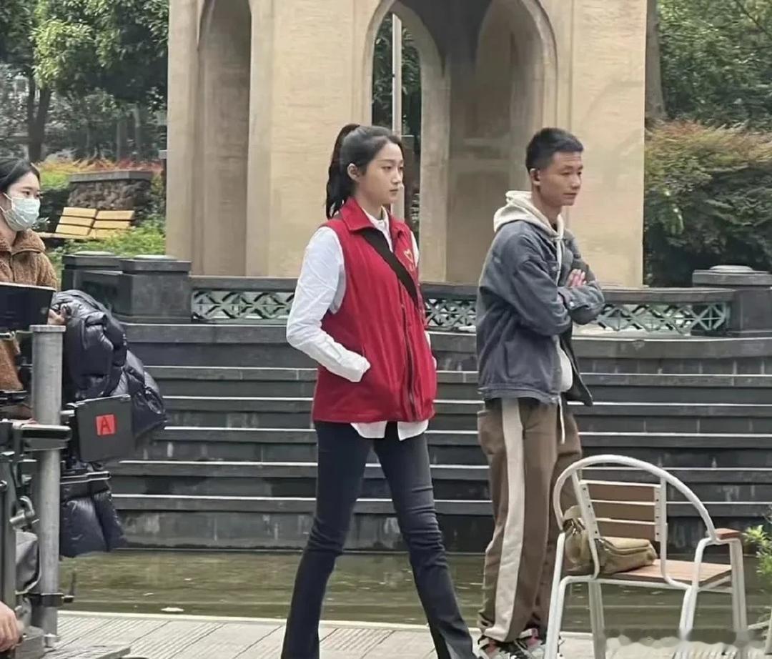 关晓彤这个裤子但凡换个人穿，我都觉得是灾难