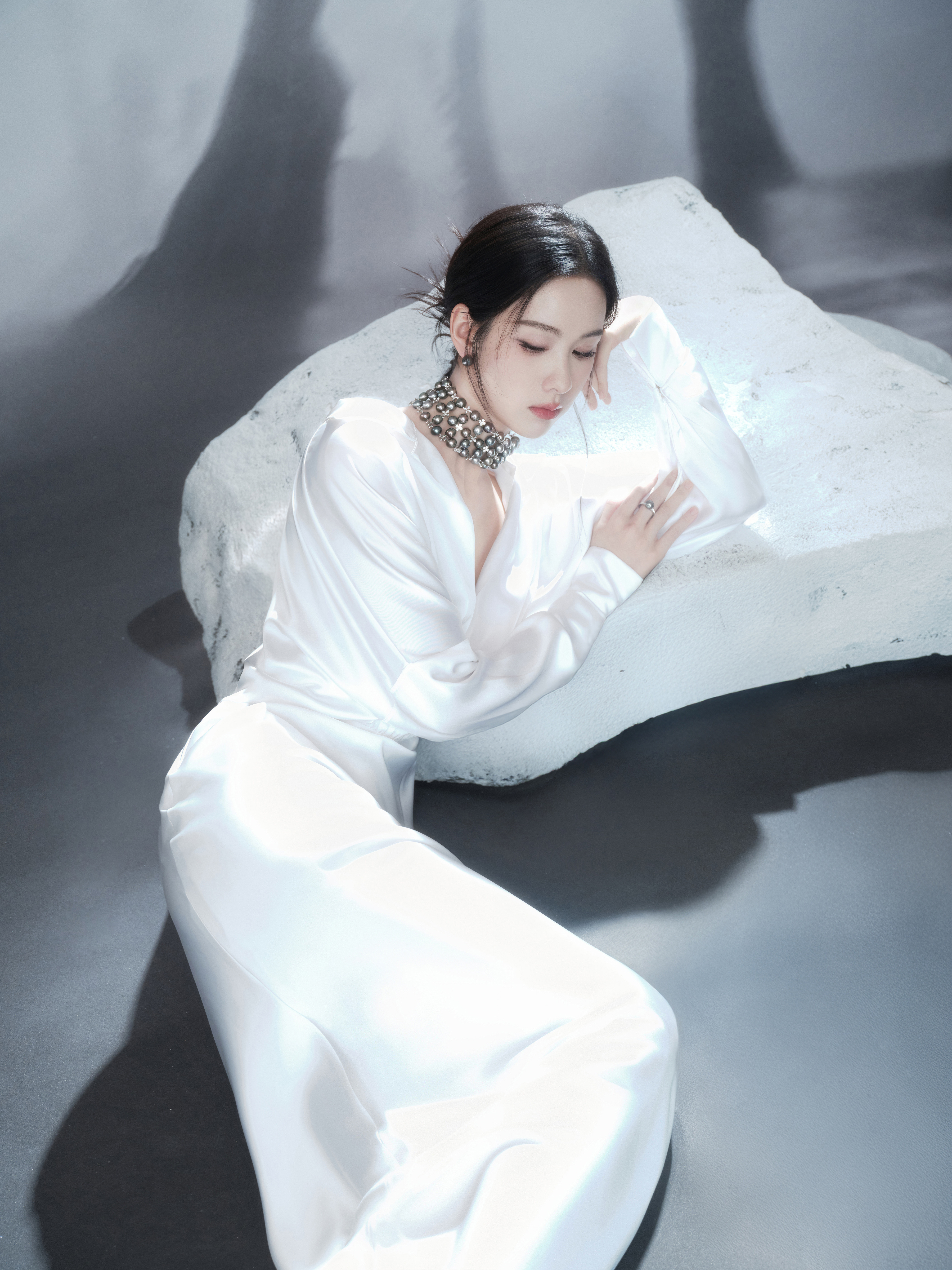 陈都灵今日出席2025国剧盛典造型图集，身着NormaKamali缎面衬衫连身