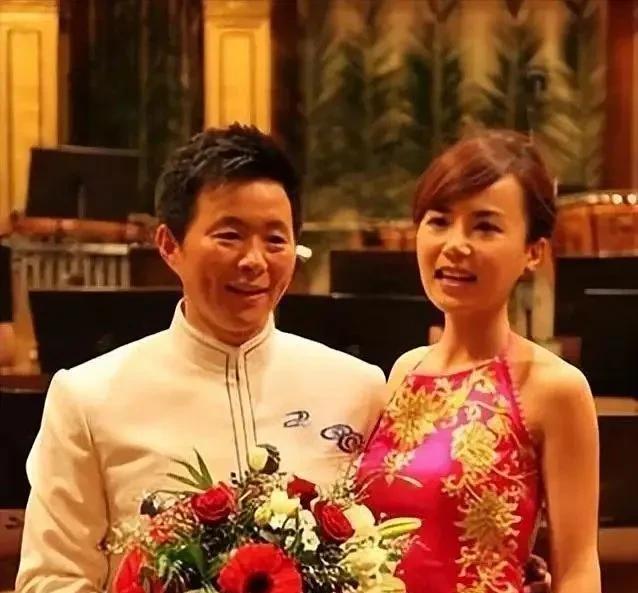 著名歌唱家王宏伟，一个月闪婚比自己小13岁的钢琴家杨姗姗。两人通过王宏伟的恩师