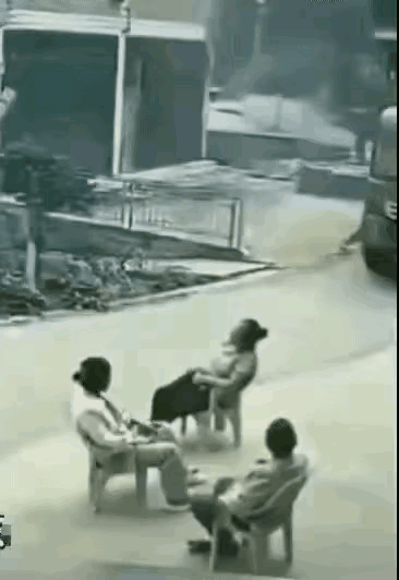 三名女子坐在路边闲聊，浑然不知横祸即将降临。这时，一辆货车疾驰而来。由于货车挡板