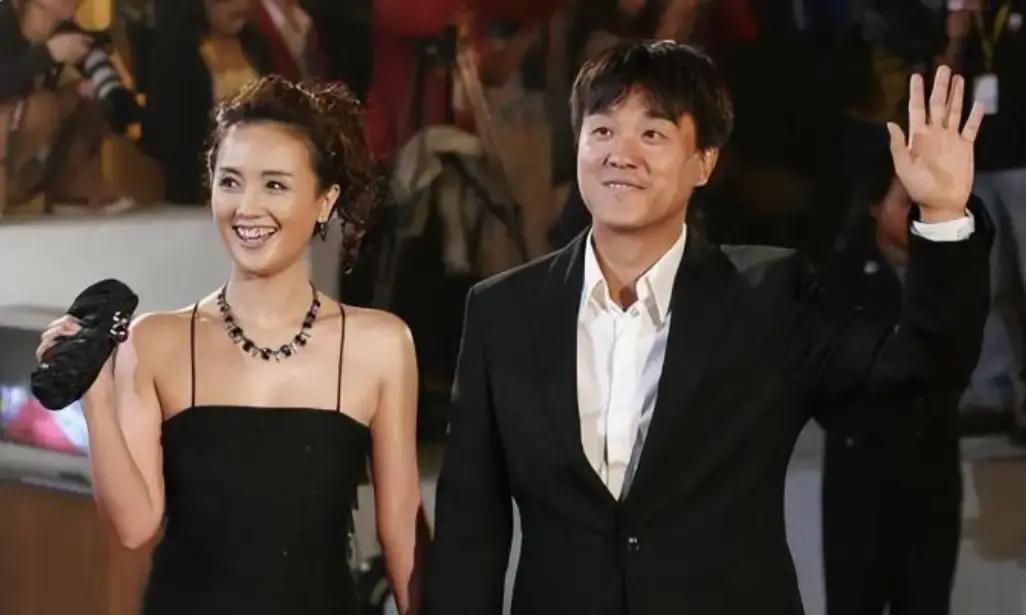 1997年夏天，何冰穷得只剩三千块，老同学李海洋一通电话把他约到西四炸酱面馆，筷