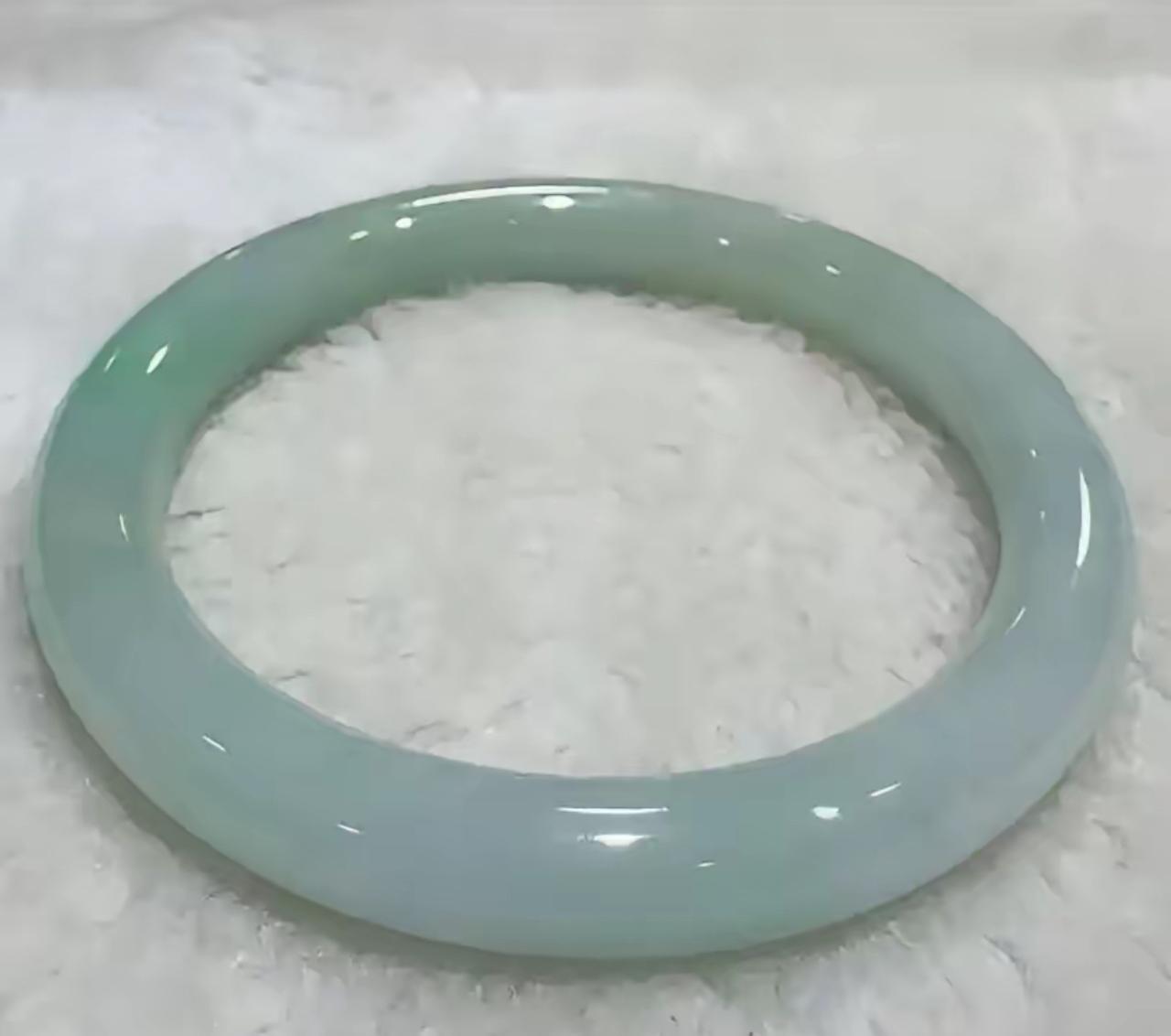 4月30日，北京一女子看上9.2万的玉镯，丈夫趁店员不注意，把1.2万手镯的价签