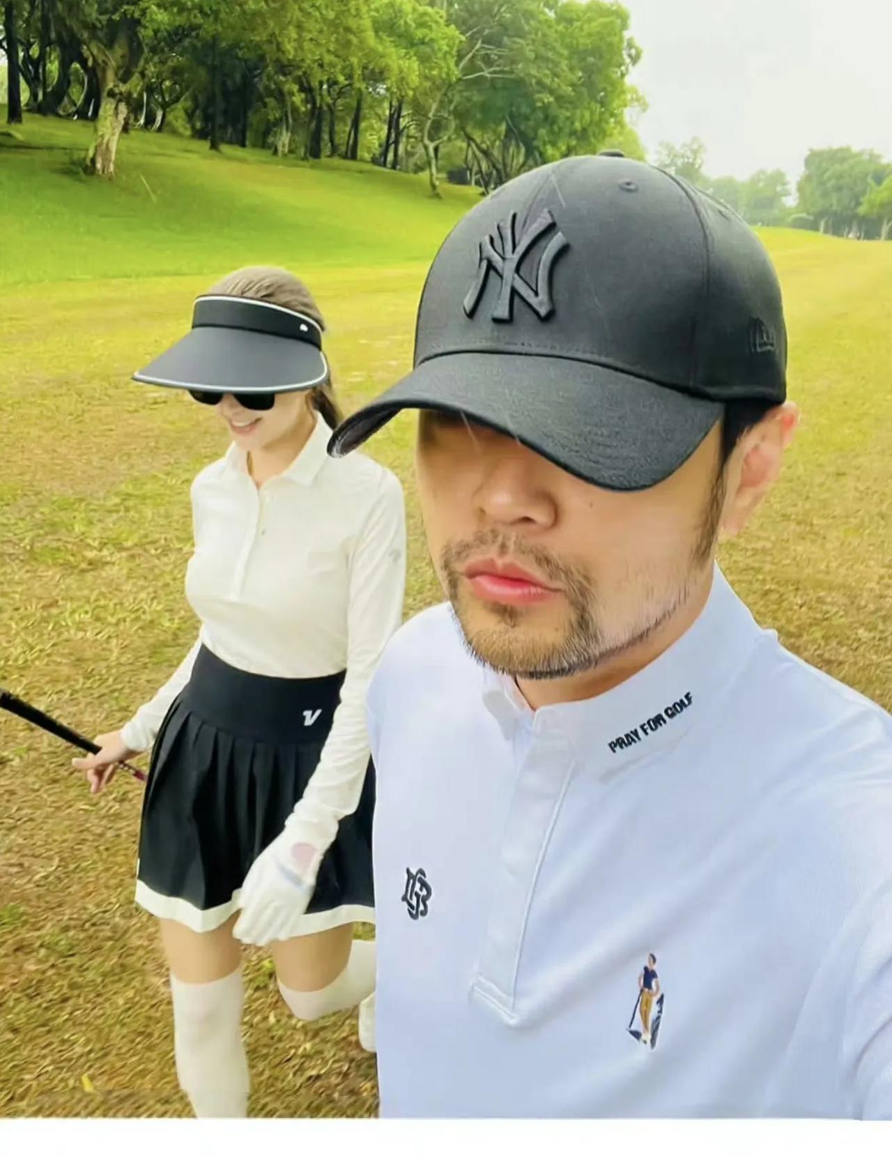 #头号创作者激励计划#周杰伦带妻子昆凌打高尔夫球，46岁的周杰伦戴着黑色的休闲