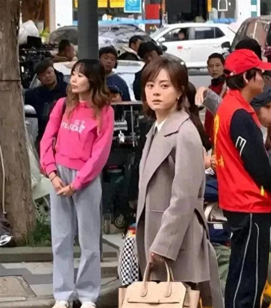 孙俪素颜接送女儿上学被拍，女儿和她简直是1:1复制粘贴，这基因也太逆天了