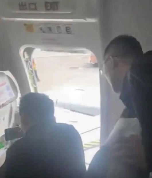 “又是个大聪明！”近日云南昆明，一架航班刚落地，乘客们正收拾行李等着下飞机，突然