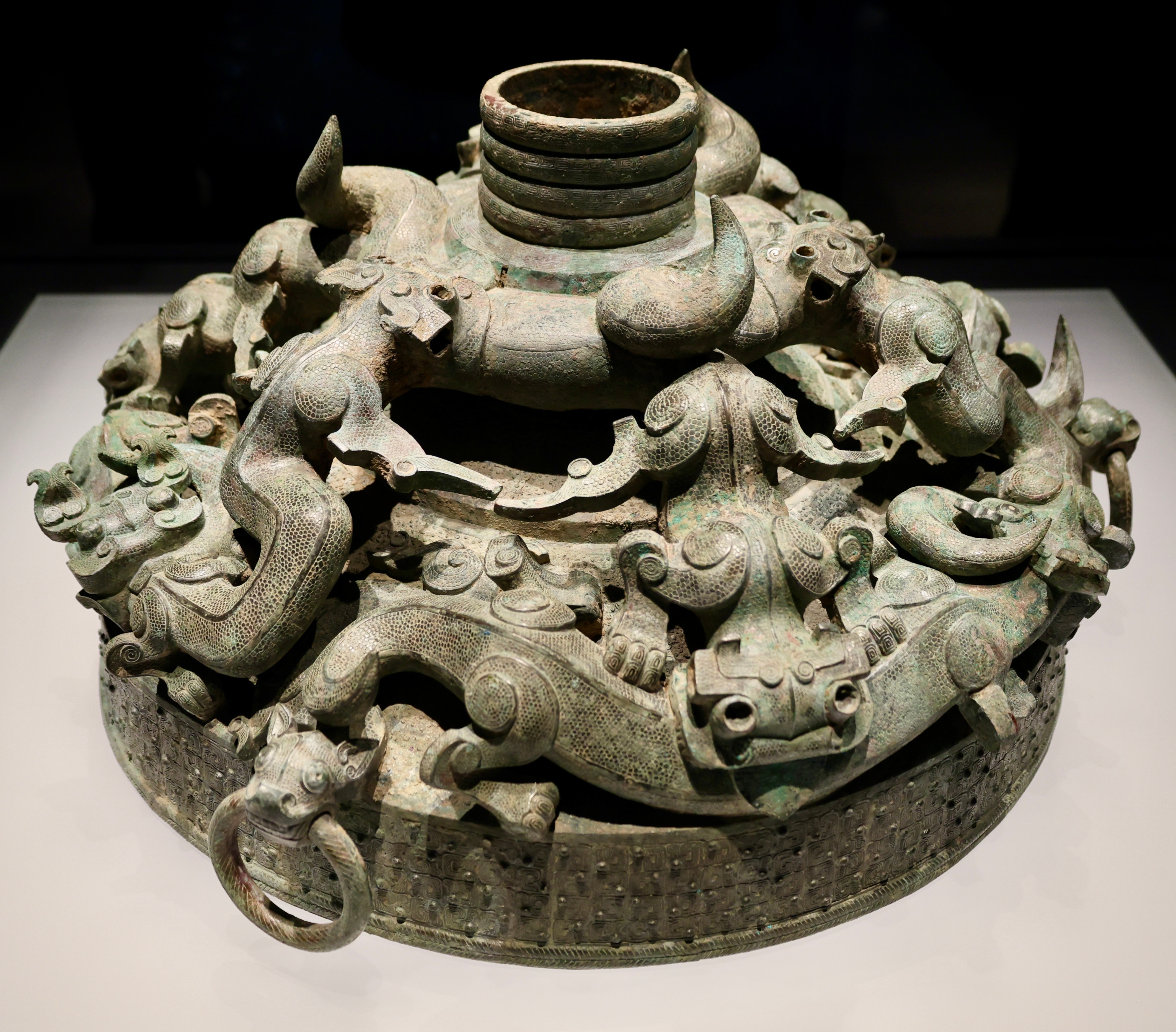壹點历史透雕蟠龙纹鼓座（春秋晚期，公元前6世纪上半叶一前476年）上海博物馆