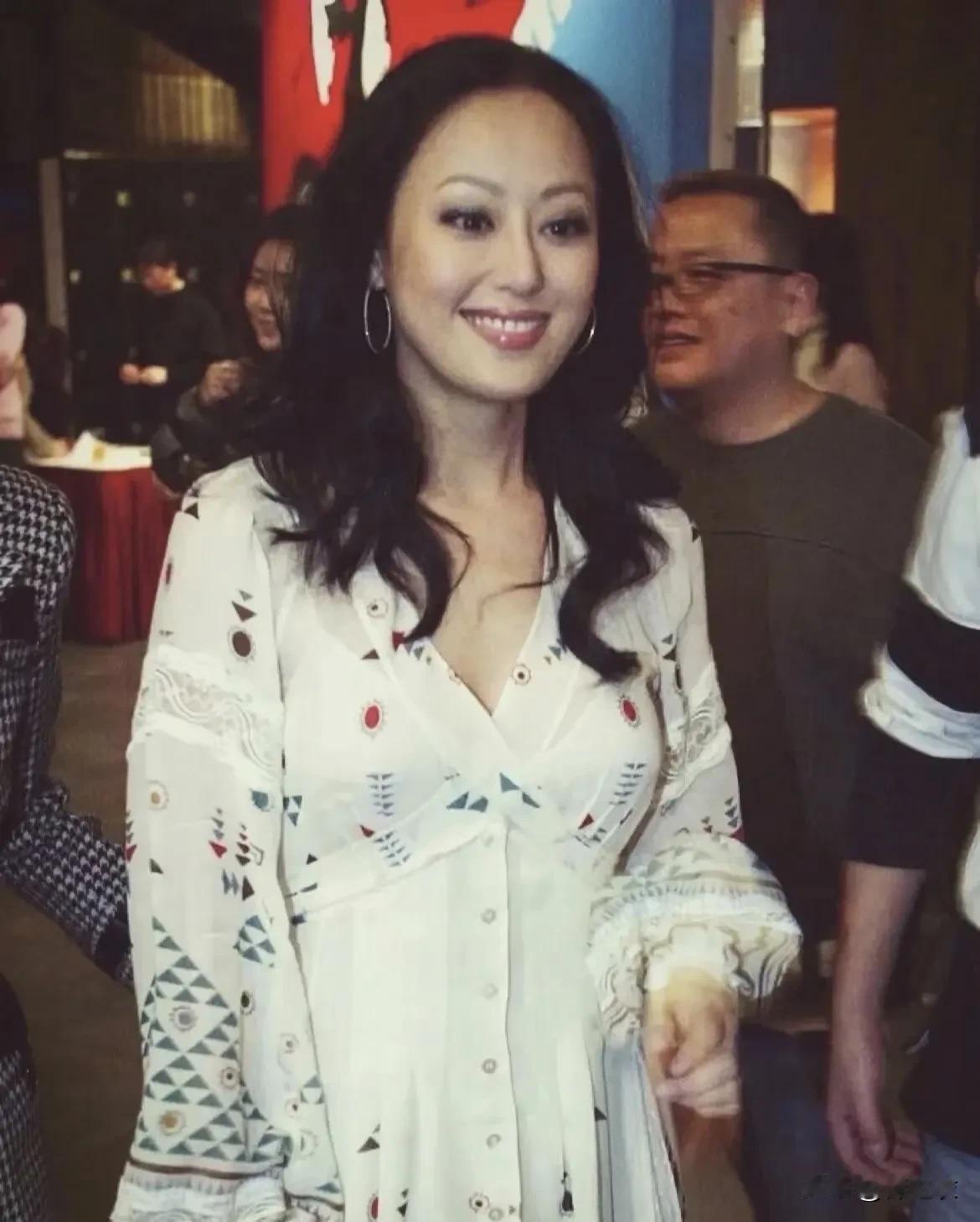 章小蕙当年名声在香港真的不好，八卦杂志都把写的她很糟糕，有意思是香港的名流阔太们