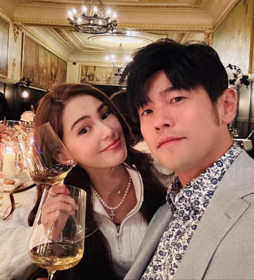 周杰伦在澳洲一间豪华城堡酒店为老婆昆凌庆祝33岁生日，夫妻俩穿衣打扮贵气，一家人