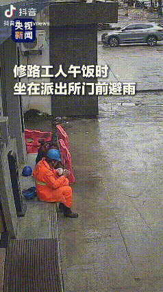 民警陈建松，你被央媒点名报道了。近日，在湖北黄石某警局门口，为了避雨，一群修