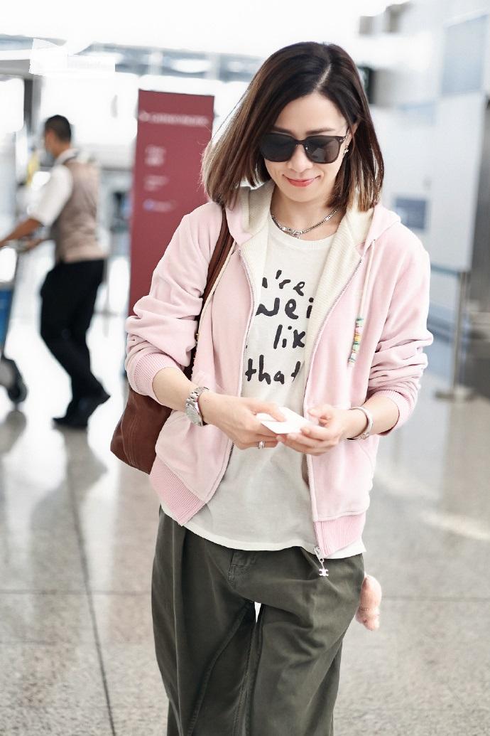 最近佘诗曼现身机场，她这回搭配了一身漂亮的运动装，看起来格外的有活力之美。佘