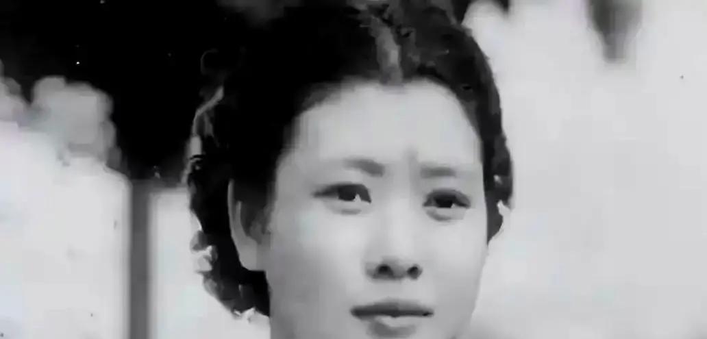 1944年深秋的南京，汪精卫的死讯刚传回国，他的机要秘书兼情人施旦，做出了一个极